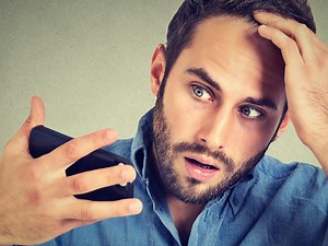 मेल पैटर्न बाल्डनेस के कारण पुरुष हो जाते हैं गंजे, जानें क्या हैं इसके शुरुआती लक्षण