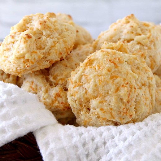 LOVE these Garlic Cheddar Drop Biscuits! Recipe-> https://snappygourmet.com/garlic-cheddar-drop-biscuits/ | Snappy Gourmet