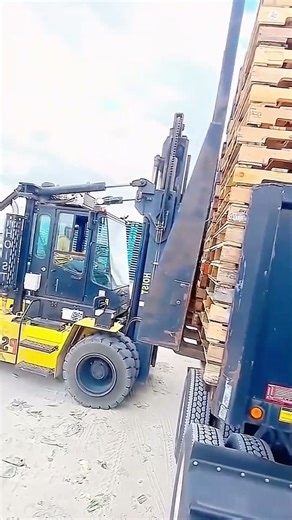 Unloading process of wooden pallets with a forklift