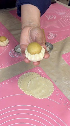 8.6K views · 173 reactions | #doueragateausurcommande #حلوياتبريستيج #حلوياتمعسلة #دورةتكوينية #حلوياتتقليدية #gateausurcommande #دورةتدريبية #دويرة #حلويات #gateauanniversaire | أكادمية النواعم | Facebook