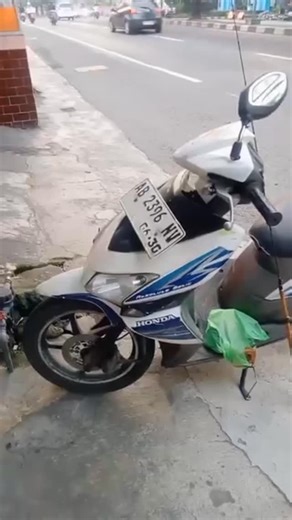 Merapi Uncover on Instagram: "[Breaking News] 06:08 Kecelakaan jalan solo km 10.. pertigaan arah jalan candisambisari. Kronologi pastinya blm tau, tiba2 sudah tersungkur..sudah dikondisikan langsung oleh warga. Tetap hati2 dalam berkendara #jogja #yogyakarta #merapiuncover #merapi #merapinews"