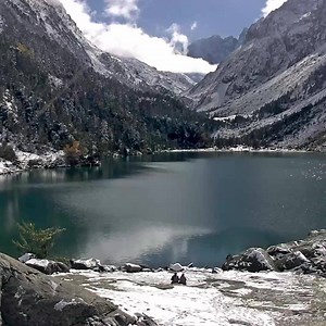En regardant les webcams ce matin, on a repéré deux petits chanceux qui ont su trouver l'éclaircie ! Assis au bord du lac de Gaube à contempler le Vignemale, on aimerait bien être à leur place, pas vous ? 😍💖 | Hautes Pyrénées