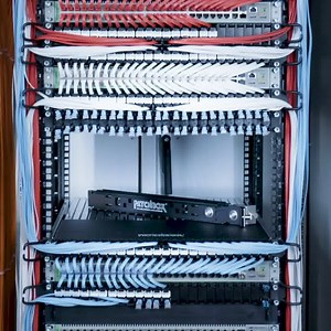 The ultimate tool for everyone working with network cabinets! 🛠 Mounted in seconds Securely mount the Setup.exe to any 19" rails in seconds with its quick release mechanism. 🧾 Lifelong warranty We believe in the quality of our products and proudly stand behind this promise. ✋🏻 Third Hand No more hazardous balancing expensive equipment in one hand while trying to get the screws in with the other. The Setup.exe holds equipment securely in place taking a maxing weight of 50kg. 🗣 What our custom