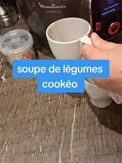 une délicieuse soupe colorée et vitaminée cuite au cookéo parfait pour se régaler, paq besoin de passer 1 heure en cuisine. bon appétit #cookeo #soupe #recettesaine #mangermieux #legumes
