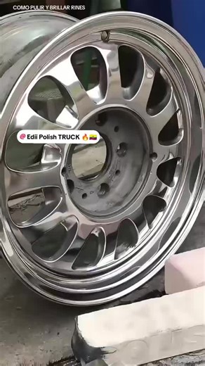 Así se logra un Pulido y brillo espejo perfecto en rines y metales 💎✨ Proceso completo en 4 pasos, trabajado en Santo Domingo – Ecuador 🇪🇨 @Edii Polish TRUCK 🔥🇪🇨 1️⃣ Piedra Café   Felpa Fique/Inicial: elimina lo más grueso y abre el brillo satinado. 2️⃣ Piedra Blanca   Felpa de Jean: corrige rayones finos y deja un brillo mate parejo. 3️⃣ Piedra Rosada   Felpa de Jean: sube el brillo casi a espejo. 4️⃣ Piedra Verde   Felpa Algodón Blanco: el acabado final tipo cromado ✨🪞 Perfecto para bri