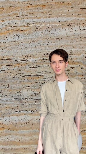 Trawertyn we wnętrzach to według mnie jeden z ciekawszych materiałów. Jego piękno kryje się w jego niedoskonałości, która podbiła wnętrza. A co Wy o nim sądzicie? #trawertyn #kamień #kamieńnaturalny #architektwnętrz #brockistudio #projektdomu #projektmieszkania #blatkuchenny | Brocki studio