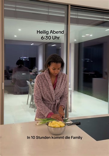 24.12. 🤍 Vorbereitung, Chaos, Liebe, etwas gestresst😅 & ganz viel Dankbarkeit. Die Familie kommt, alles wird bereit gemacht und das Wichtigste: der Kleinen geht’s besser 🙏 Irgendwie machen wir heute alle dasselbe, oder?😂 Kommt mit durch meinen Heiligabend ✨ Frohe Weihnachten ihr Lieben 🎄 Morgen geht’s am 1. Weihnachtstag turbulent weiter 🤍 Folgt mir durch meine Instagramstory um Hauptspeise und Dessert nicht zu verpassen😋 #weihnachten #dayinmylife #momlife #familytime