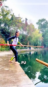 „Single Bamboo Drifting“ verbindet Tradition, Balance und Natur. Was einst eine Transportmethode war, ist heute ein atemberaubender Sport voller Präzision und Ruhe. #interessant #china #sport #tradition #bambus #qigong #geschichte | Interessant