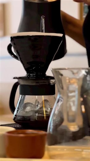 Iced coffee V60 Disfruta del café de especialidad de una manera refrescante en estos días de calor. Ademas de nuestros cafés especiales de la casa, traemos visitantes de los mejores productores de México. Pasa por nuestro Brew Bar y descubre nuevos sabores en cada taza. #cafe #cafedeespecialidad #specialtycoffee #barradecafe #brewbar #v60 #chemex #frenchpress #aeropress #orizaba #orizabapueblomagico #coffeeshop