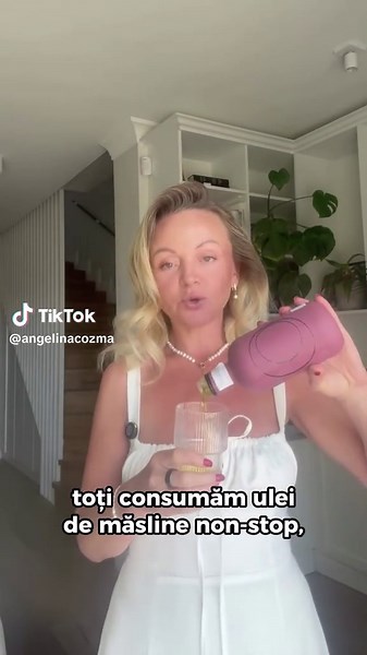 Uleiul de măsline – superaliment sau sursă ascunsă de dezechilibru? Înainte să trageți concluzii euforice în comentarii, vă rog să ascultați cu atenție esența acestui material video informativ. Uleiul de măsline este, fără îndoială, o grăsime benefică doar dacă: – este presat la rece, – nu este extras cu solvenți chimici, – nu este amestecat cu alte uleiuri inflamatoare, – are certificări clare privind conținutul de polifenoli, provine din surse organice și transparente. Problema nu este uleiul 