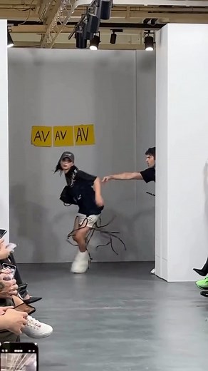 😱 EL INSÓLITO DESFILE EN LA SEMANA DE LA MODA EN PARÍS QUE SE VOLVIÓ VIRAL 👠 La marca Avavav realizó un “caótico” desfile presentando la nueva temporada. | Chaco360