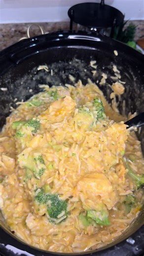 Easy Crockpot Cheesy Chicken Broccoli Rice Recipe