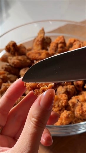 Because when there’s a craving for something crunchy and spicy, a bowl of these chicken bites is the only answer. 🍯🔥 | Tastemade