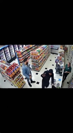 breaking news convenience store – Chicago 🕒 10:48 pm a robbery attempt took a shocking turn late last night after a man reportedly tried to rob a convenience store, only to be quickly stopped by a customer inside. surveillance footage shows the suspect entering the store and approaching the counter before the situation escalated. within seconds, a customer nearby reacted and took the suspect down, preventing the robbery from continuing. witnesses say the suspect appeared stunned and was held un