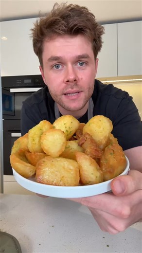 Harrison Webb on Instagram: "How to make the perfect Roast Potatoes 🤤"