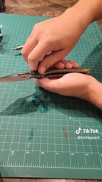 I dont need to lose any screws, Ive already got some loose screws #knivesoftiktok #knifetok #knife #knives #knifecollections #knifecollection #knifecollectors #knifecollector #ramlock #ram #lock #axis #microtech #bar #stitch #manual #borka #msi #odgreen #od #green #eagleclaw #disassemble #disassembly #disassembled