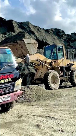 Powerful Wheel Loader Loading Dump Truck 💪🚜🔥#shorts ⚡#heavyequipment 🚜