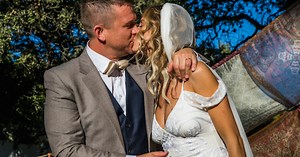 Dít is de reden dat Johnny en Anouk niet op huwelijksreis zijn