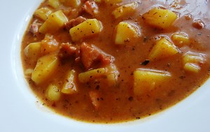 Klasický bramborový guláš neboli buřtguláš (výborný a hustý)