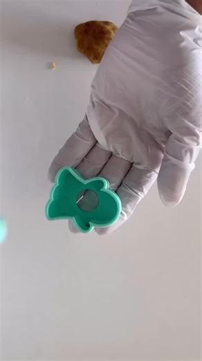 Easy cake pops Ghost mold available on my website #cakepop #cake_trends #halloweencakepops #christinesmolds #treatmaker #customtreats #baker #bakery #cake #cakeonastick | Christine's Molds