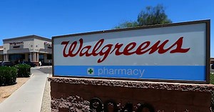 Walgreens cuts dividend, Q1 results top estimates