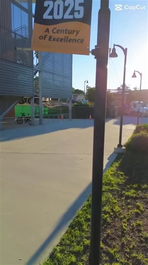 New STEM Lab! 🧬🧪🔬 🚧Have you noticed cranes and commotion near the east parking lot? 🏗️Last week we received a modular building that will become our new STEM lab. 🧫 The lab should be completed at the end of January 2026. 🙏🏽Thanks to @ost_trucks_and_cranes for the video! | Ventura College