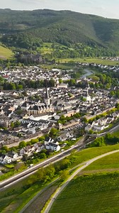📍 Bad Neuenahr-Ahrweiler im Ahrtal verbindet Stadtflair, kulinarische Highlights und Erholung pur. Entdecke zahlreiche Shoppingmöglichkeiten 🛍️ inmitten liebevoll geschmückter Einkaufsstraßen und charmanter Fachwerkhäuser, erkunde gemütliche Cafés, Bars und Restaurants 🍽️ mit regionalen Spezialitäten und übernachte 🛏️ im größten zusammenhängenden Rotweinanbaugebiet Deutschlands. 🍇 🚆 Reise ganz bequem mit der Bahn an und erlebe die Stadt Bad Neuenahr-Ahrweiler im Ahrtal. | Ahrtal