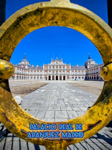 El Palacio Real de Aranjuez, ubicado en la encantadora localidad madrileña del mismo nombre, es mucho más que una residencia real. Es un testimonio vivo de la historia de España, un lugar donde se entrelazan la arquitectura, el arte, la naturaleza y la realeza. La historia del Palacio Real de Aranjuez se remonta al siglo XVI, cuando el emperador Carlos V, buscando un lugar tranquilo, se alojó en el antiguo palacio de los maestres de Santiago en Aranjuez. Sin embargo, fue Felipe II quien, con su 