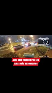 🔴En Vivol #Rumania. Impresionante accidente AUTO SALE VOLANDO POR LOS AIRES MÁS DE 50 METROS Un impactante accidente quedó registrado por cámaras de seguridad en una calle de Rumania. Según las primeras versiones, el conductor habría perdido el control del vehículo debido a un problema de salud, lo que provocó que el auto chocara contra un bandejón central y saliera despedido por los aires más de 50 metros. Las imágenes muestran el momento exacto en que el vehículo se eleva y cae violentamente 