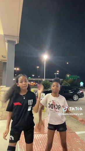 meyah!!!👸🏽🎀 (@ibadkidameyah)’s video of missy and taylor