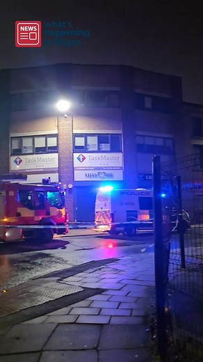 Police have confirmed the fire on King Street in Wigan town centre was at what used to be Jak's, and fire is now out. Officer also told me they didn't think anyone was in the building, but couldn't confirm that. Thank you to our emergency services..think they're in for a long night..there are still quite a few crews at the bottom end of King St. #wigan | what's happening in Wigan