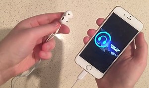 First video of functional Lightning EarPods hits the web | AppleInsider