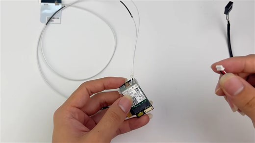 迷你小PCI-E转接板安装教程采用通用PCI-E接口设计，兼容多种PCI-E设备（机箱 工控机 NAS）转接卡接口（支持PCI-E X1,X4,X8,X16）优