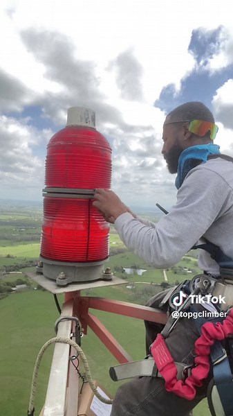 Changing Lightbulbs on Dual TWR Beacon at 700ft | Highest Career Lightbulb Change