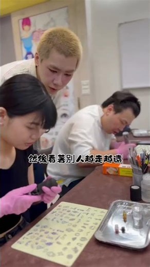 一開始，他連接案都會緊張。不是不想嘗試，而是怕自己還不夠好。在練習與實作之間，淞淞老師一直站在旁邊，陪他確認每一個動作、每一次選擇。慢慢地，害怕被整理成信心，不安變成穩定。