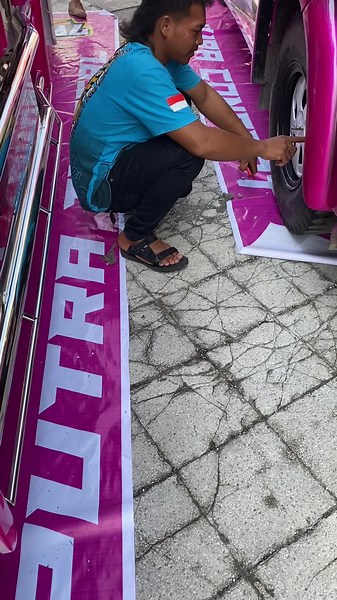 Changing a Tire on a Pink Bus: Step-by-Step Guide