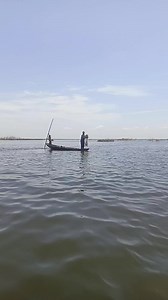 Démonstration dela pêche à l'épervier avec un pêcheur natif de Ganvié, lanceur de filets sur le Lac Nokoué au #Bénin ! Envoyez-nous un message sur WhatsApp au https://wa.me/22996473301 pour tous vos projets de visite dans la cité lacustre de #Ganvié ! #viraltiktok #video #viral_video
