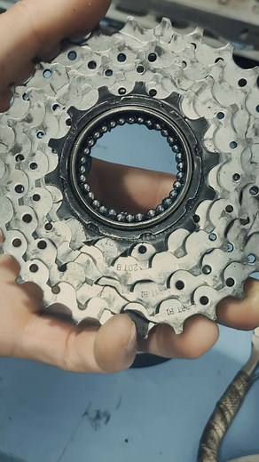 thebikefelix on Instagram: "Servicing a 6 speed freewheel, I know lots of you will say it’s not worth it, but if it’s still has life in it, I will restore it. And I also know that you normally put thick oil instead of grease but that’s all I had and it also does the job. #restoration #asmr #bikemaintenance #bikemechanic #cleaning #beforeandafter #oddlysatisfying #satisfyingvideos #bikerepair #bikerestoration"