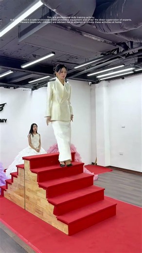 How to Catwalk Down Stairs Like a Pro #bybacademy #thanhhuyennguyen #daotaonguoimau #5g