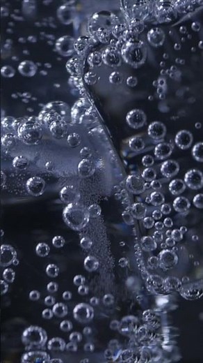El agua carbonatada o agua con gas y sus efectos en los riñones.