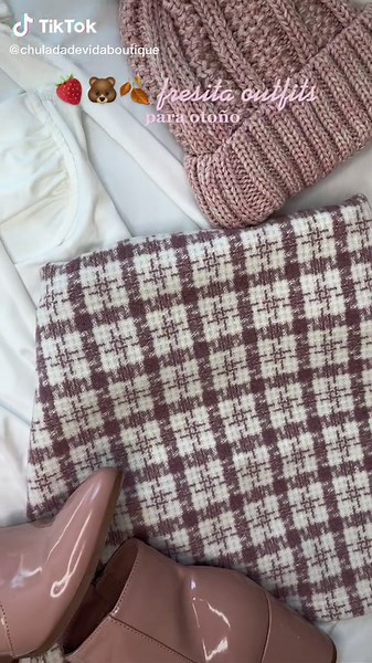 Tendencias de Moda: Mini Falda y Bodysuit con Botines en Otoño