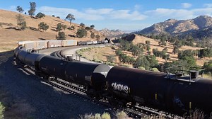 Tehachapi loop at tunnel 10, Juni 14th 2025 #railroad #railway #tehachapi #BNSF #unionpacific #CanadianNationalRailway #trainspotting #tehachapiloop | Olli's Railroad
