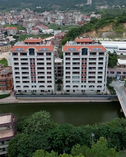 This home was built for 140 members of the Hong family in China 👫🇨🇳 | UNILAD Adventure