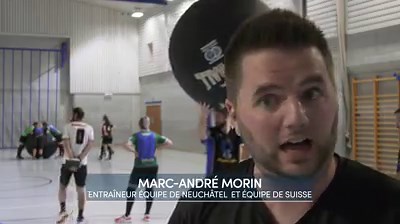 Sport original arrivé il y a 10 ans en Suisse, le Kin Ball vise à inculquer coopération et solidarité. Couleurs locales est allé à Neuchâtel rencontrer le meilleur club du pays. | RTS Sport