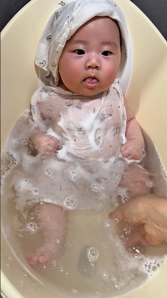 주먹은 절대 안 펴줌ㅋㅋ 거품목욕 중🛁D+130