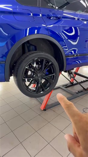 PolonezGarage on Instagram: "Wrap Your VW Tiguan Rims for Sport Look Transform the look of your Volkswagen Tiguan R-Line with this step-by-step rim wrap tutorial. The stock silver wheels look classy, but for a more aggressive and sporty vibe, we show how to wrap them in high-gloss black vinyl film. This simple modification gives your Tiguan a premium appearance without the cost of new rims or paint, and the best part is that it’s fully reversible. We guide you through every stage of the process 