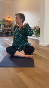 🤰Til dig som er gravid eller lige har født! Husk at passe på din ryg 💪 Vores underviser Karina viser simple, effektive øvelser du kan lave derhjemme – der er mange ekstra kilo at bære rundt på, og mange kan få problemer med ryggen - så husk at pas på ❤️. #gravidtræning #efterfødsel #rygøvelser #kidskollektive #gravidkrop #momlife | Kids Kollektive