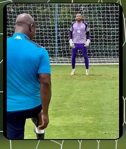 🧤 Focused on the flight! The Guarani FC goalkeepers are pushing their limits under the sun today. The GK coach led a high-intensity session designed to master the box, alternating between clean aerial catches and lightning-fast frontal strikes. No room for error when you’re defending the Bugre goal! 🏹⚽️ 🗣️GK Coach: Sebastião Martins (Arzul) ​#GuaraniFC #Bugre #GoalkeeperTraining #GKUnion #TreinoDeGoleiro #Campinas #SérieB #CleanSheetMentalidade 🇧🇷 | Everaldosantana.net