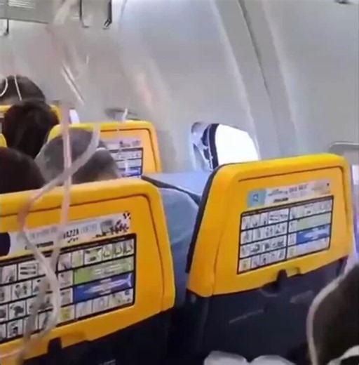 Imagens do interior do voo da Ryanair que seguia hoje da Grécia para a Alemanha, quando um estilhaço de um dos motores se desprendeu e atingiu a janela, estraçalhando-a e despressurizando a cabine. Felizmente não houve feridos graves.#hojenomundomilitar