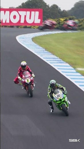 An epic finale to Race 2 at Philip Island! ⚔️ | 2024 #AustralianWorldSBK 🇦🇺